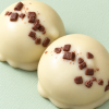 Close-up van chocolade mello cakes wit met chocoladestukjes als topping