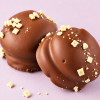 Close-up van chocolade mello cakes speculoos met stukjes speculoos als topping