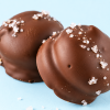 Close-up van chocolade mello cakes karamel zeezout met grove zeezoutkorrels