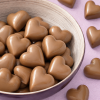 Chocolade hartjes karamel in een schaal met enkele hartjes ernaast