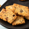 Close-up van rijstcrackers met sojabonen