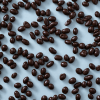 Chocoladepinda's pure chocolade biologisch verspreid over de blauwe achtergrond