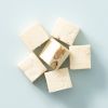 Roomnougat met amandelen op een lichtblauwe achtergrond