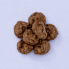 Cookie crumble rotsjes melk op een lichtpaarse achtergrond