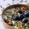 Pittenmix (bio) in yoghurt met blauwe bessen