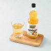 Glas water met appelazijn naast een fles biologische appelazijn