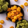 Rijstcrackers spicy in zwart schaaltje met andere snacks