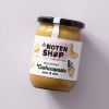 Pot biologische cashewpasta op een lichtpaarse achtergrond