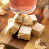 Soft nougat limoncello met noten, geserveerd met thee en een theezeefje
