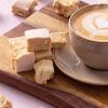 Close-up van soft nougat cappuccino naast een romige cappuccino