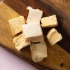 Verschillende stukjes soft nougat cappuccino op een houten serveerplank