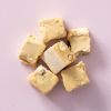 Soft nougat cappuccino op een lichtroze achtergrond