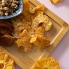 Gedroogde ananas op een houten plank