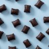 Chocolade kokos / rum rotsjes verspreid over de achtergrond