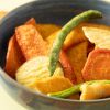 Close-up van knapperige groentechips in een schaaltje