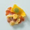 Bermuda fruitmix met kleurrijke stukjes gedroogd fruit op een lichtblauwe achtergrond