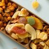 Bermuda fruitmix met kleurrijke stukjes gedroogd fruit op een lichtblauwe achtergrond