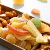 Close-up van Bermuda fruitmix op een houten borrelplank