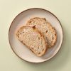 Sneetjes brood gebakken met speltbloem op een bord