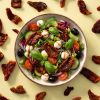 Salade met gedroogde tomaten, mozzarella, olijven en basilicum