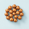 Crunchy choco’s goud bij elkaar op lichtblauwe achtergrond