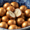 Doorgesneden crunchy choco goud met krokante binnenkant