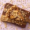Appeltaart met gedroogde appelstukjes op een houten plank
