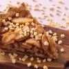 Punt appeltaart met gedroogde appelstukjes en walnoten