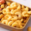 Close-up van spicy cashew bites in houten bakje