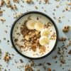Granola in een wit schaaltje met losse stukjes eromheen