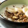 Close-up van granola in een zwart schaaltje