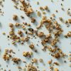 Verspreide granola op een lichtblauwe achtergrond