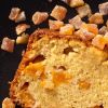 Close-up van abrikozenbrood met stukjes gedroogde abrikoos