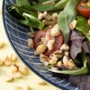 Hazelnoot stukjes geroosterd in salade