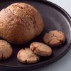 Close-up van brood en koekjes gemaakt met boekweitmeel