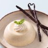 Close-up van romig vanilledessert met drie vanillestokjes
