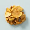 Appel-kaneelchips op een lichtblauwe achtergrond