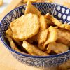 Close-up van krokante appelchips met kaneel