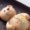 Close-up van een teddybeer van amandelmarsepein met gekleurde spikkels