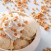 Close-up van ijs met slagroom en kleine karamelblokjes