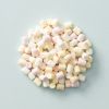 Mini marshmallows op lichtblauwe achtergrond