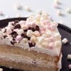 Close-up van taart met mini marshmallows