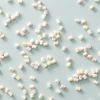 Mini marshmallows verspreid over lichtblauwe achtergrond
