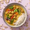 Currygerecht met rijst, groenten en biologische fijne sojabrokken