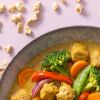 Close-up van curry met groenten en fijne sojabrokken