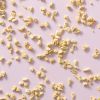 Verspreide biologische fijne sojabrokken op een lichtpaarse achtergrond