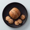 Broodje en koekjes gemaakt met boekweitmeel (bio) op een zwart bord