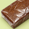 Close-up van dadelpasta 1000 gram in transparante verpakking
