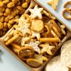 Cocktail snack mix in houten snackbakje