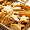 Close-up van cocktail snack mix in snackbakje